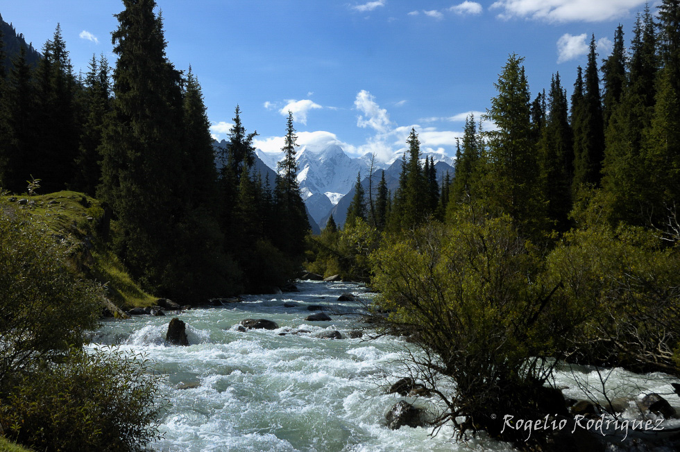 Siguiendo el río que viene del glaciar del Pico Oguz Basi por unos parajes idílocos llegamos al Valle de Las Flores (Kok Yaiik)